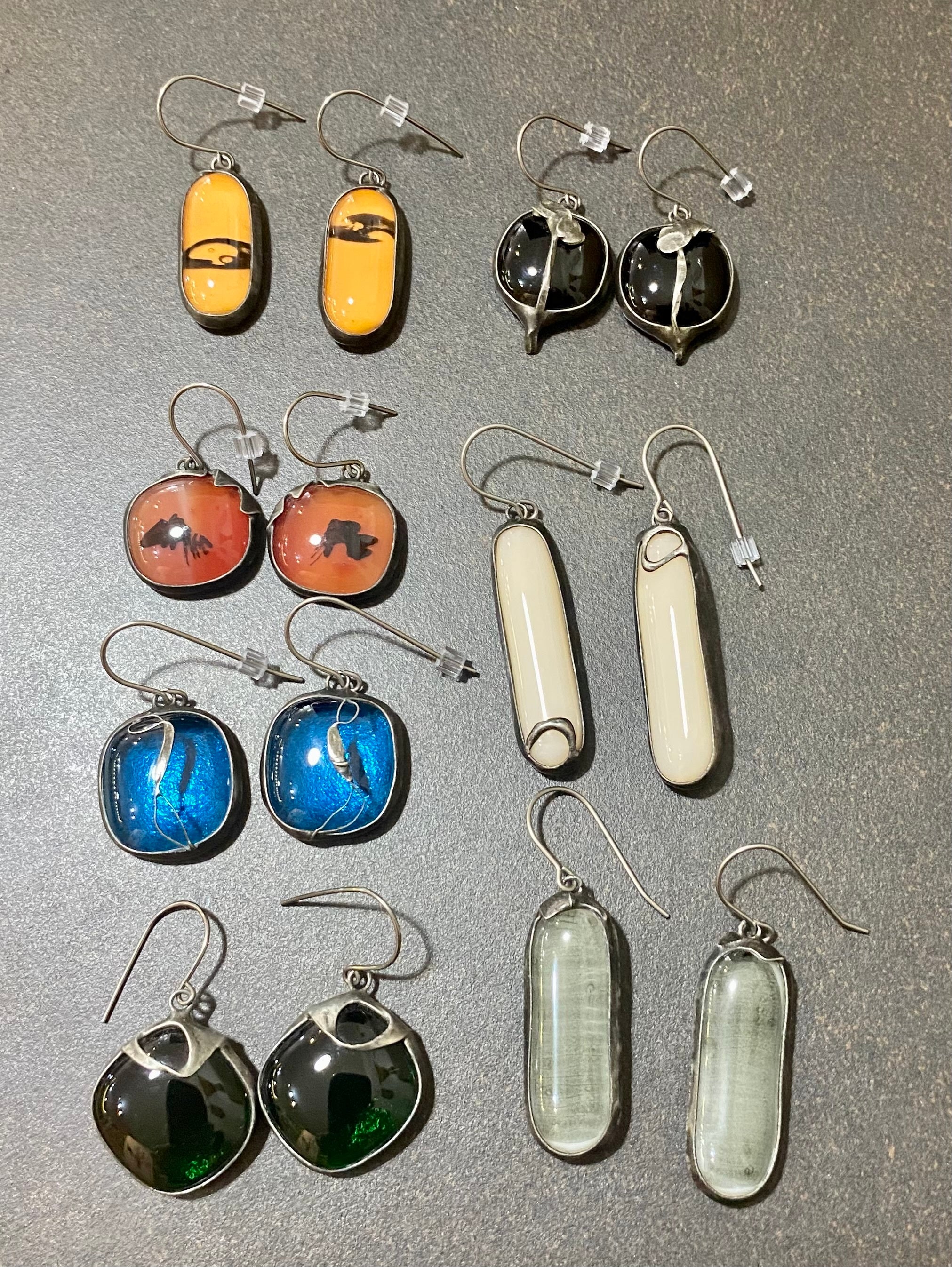 Boucles D'oreilles Pendantes Arabesques GAS Bijoux - Strass Multicolores Sur Tiges Argentées - Neuf Sans Emballage